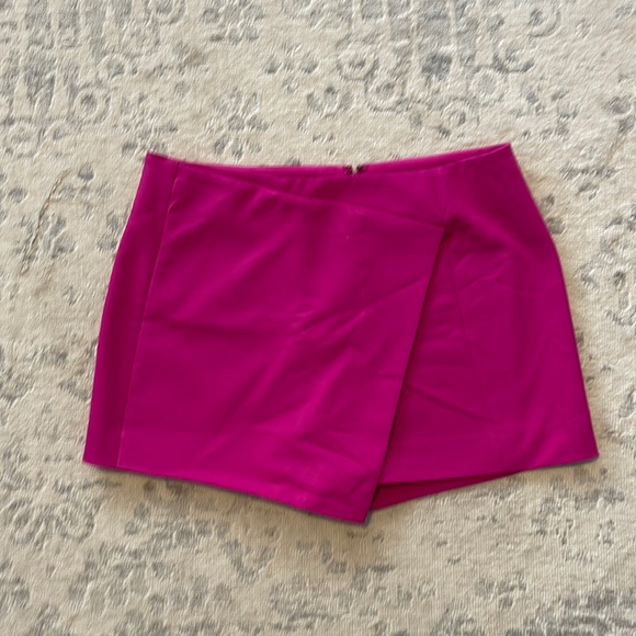 EXPRESS fuchsia skort. - Picture 1 of 4